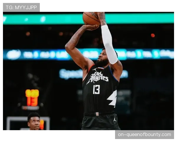 快船太阳半场对攻,布克率队主场暂居上风 快船太阳半场对攻,布克率队主场暂居上风