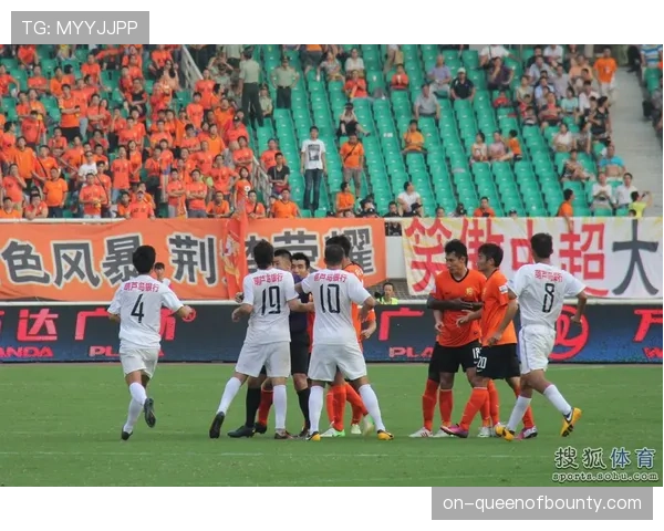 “欧冠赛场温情瞬间：球迷举旗纪念逝去的传奇球员”